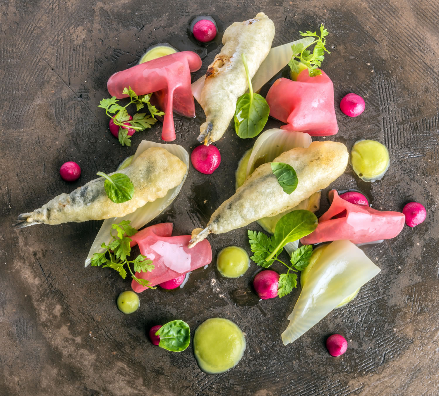 Petali di finocchio confit, barbabietola marinata, alici ripiene e fritte